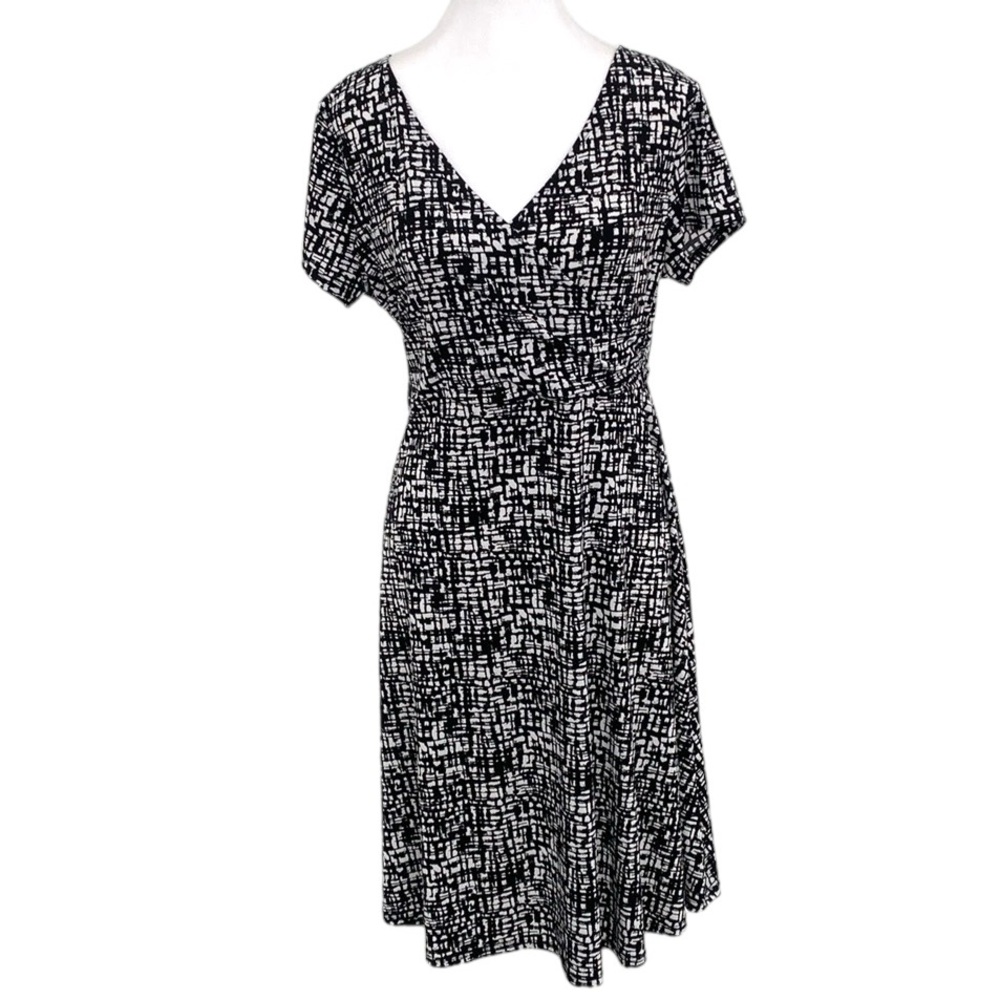 Kaileigh Black White Shortsleeved Wrinkle Free Dress